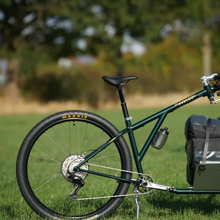 Heck des Cargo-Gravel mit 32-Zoll-Hinterrad, Kassette und Woodland-Schriftzug am Rahmen