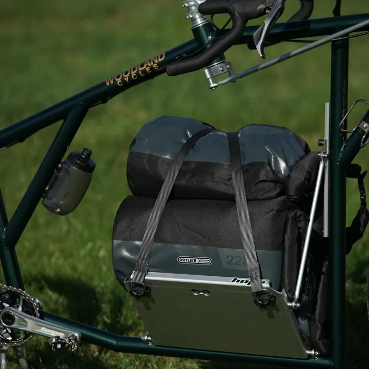Beladene Ladefläche des Cargo-Gravel mit Packtaschen und Gurten